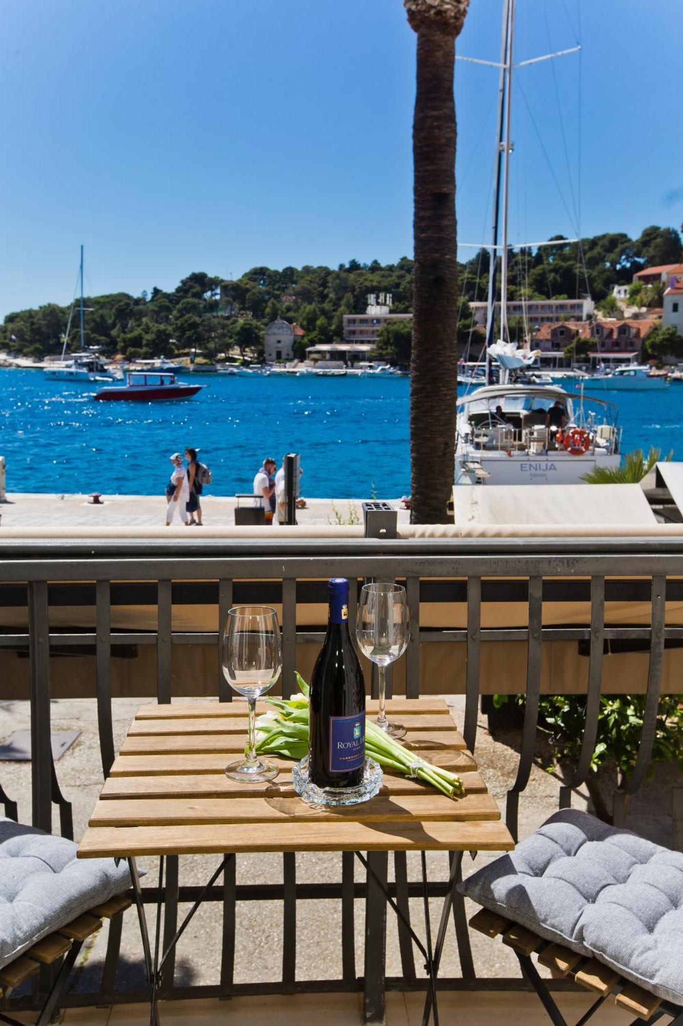 Riva Yacht Hvar Town Apartment ภายนอก รูปภาพ